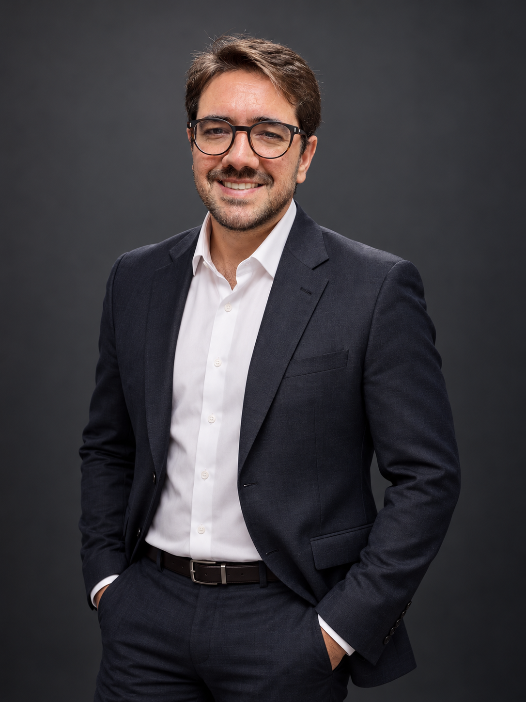 João Rafael, de terno escuro, sorrindo